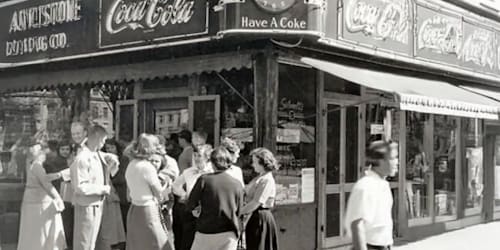 20 photos of small-town America before chain stores took over
