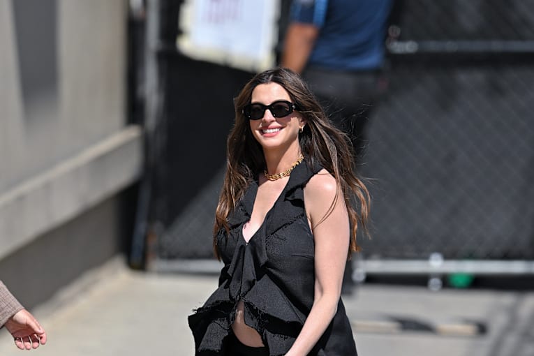 Anne Hathaway’s sleek black trousers create the ultimate legs-for-days illusion