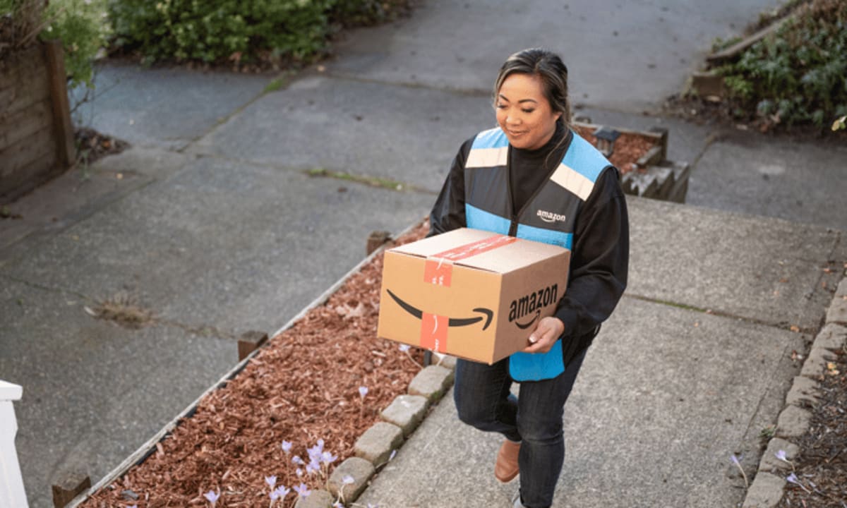2 Retail Stocks to Buy Before the Holiday Shopping Season