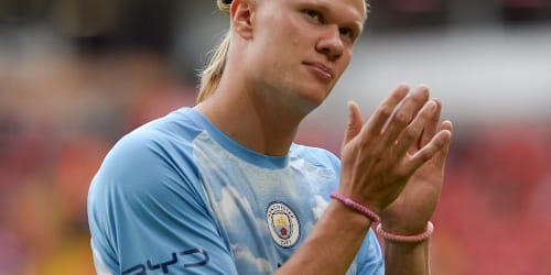 Soccer star Erling Haaland cuts off his trademark blond hair