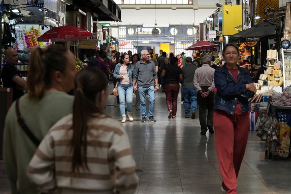 Poorer Brazilians devote four times more income to credit card debt ...