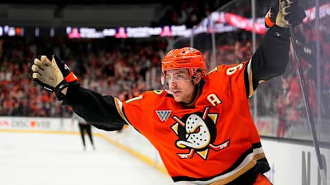Flyers sign Ducks center Carlsson to 5-year, $90 million offer sheet; Anaheim has 7 days to match