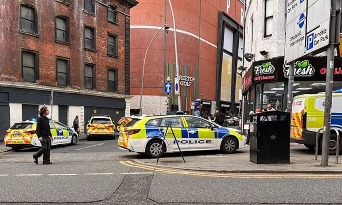 Police Close Manchester Arndale After Teen Stabbing