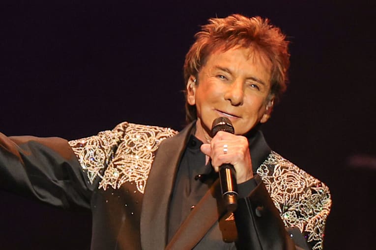 Barry Manilow announces major career move amid health issues