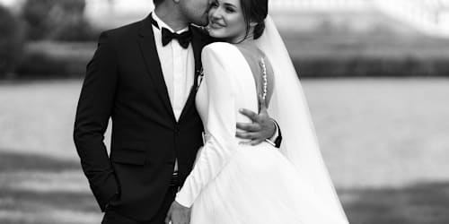 A color psychologist warns against this 'sad' wedding palette
