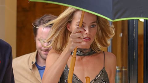 Margot Robbie&rsquo;s Rainy-Day Look Is All About the Slouchy Boots