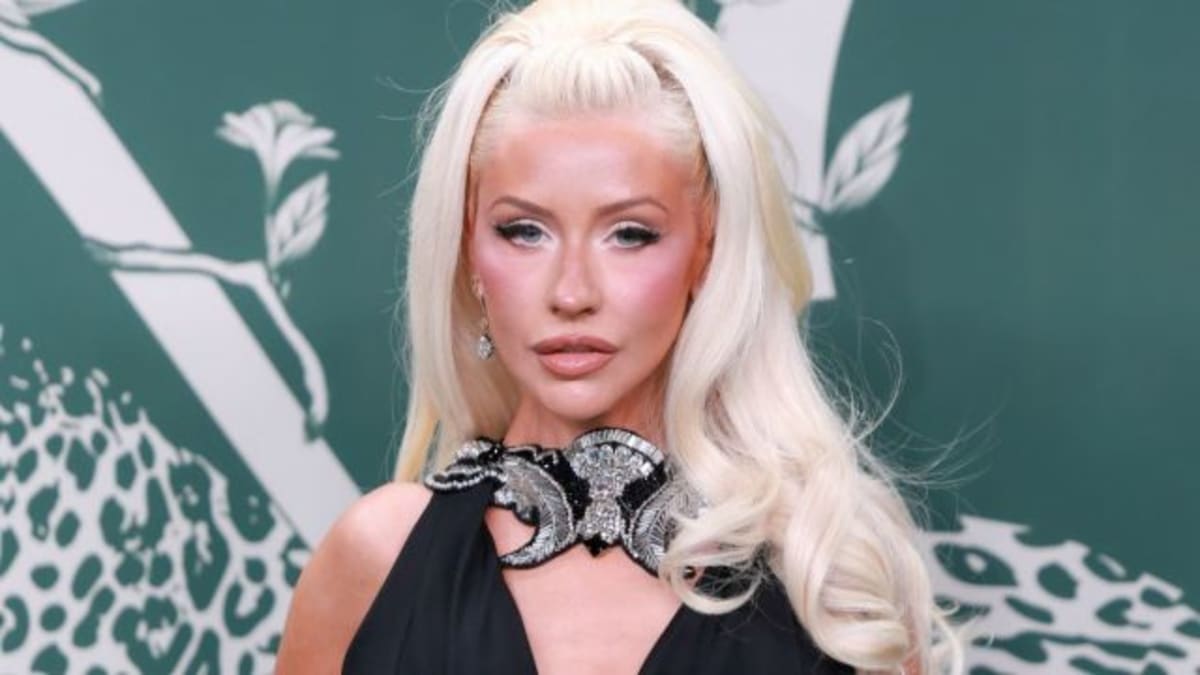 christina aguilera green versace dress Aguilera's Plunging Has a Dangerously High Slit sa_dfw_sale