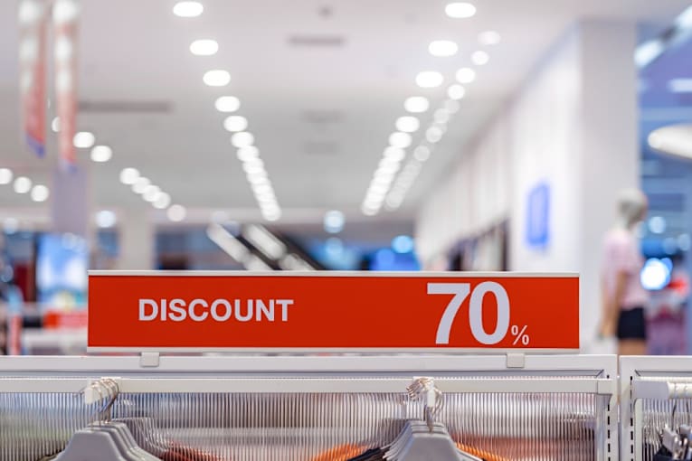 The best sales to shop this weekend: Up to 60% off sitewide at Laura Geller, GAP, Le Creuset, and more