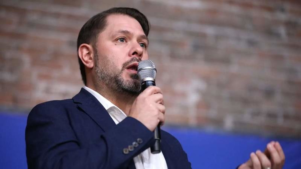 Gallego’s $20 federal minimum wage plan draws criticism - AOL