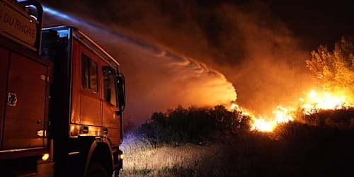 Großfeuer in Südfrankreich: Feuerwehr bekämpft Waldbrand