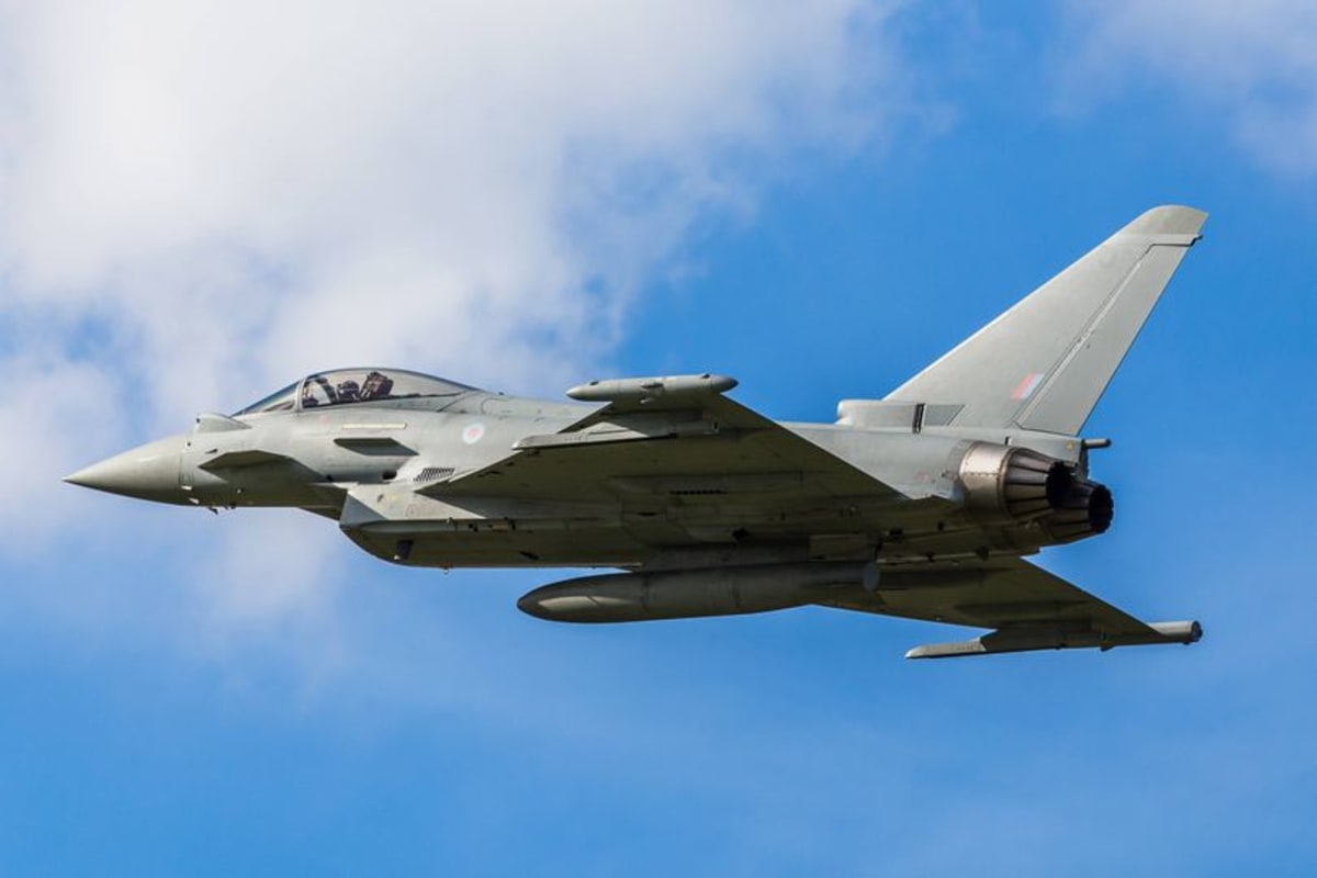 Squawk Code 1200 RAF Typhoon declares mid-air emergency above Scotland before circling ...