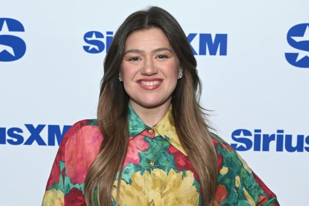 Distraught Bird Security footage from Brooklyn shop exposes 'agitated' Kelly Clarkson's ...