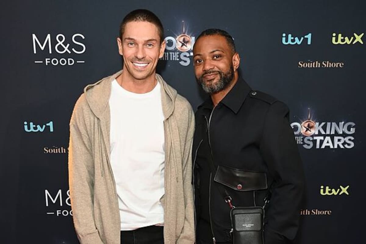 Joey Essex führt ein neues Leben in Dubai, nachdem er um eine 10.000 Pfund teure Rolex beraubt wurde. Joey Essex führt ein neues Leben in Dubai, nachdem er um eine 10.000 Pfund teure Rolex beraubt wurde.