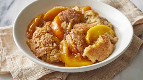 The easy, 5-star Southern peach cobbler reviewers make every summer