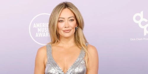 This texture spray is the secret behind Hilary Duff's red carpet volume