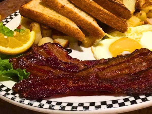 12 restaurant chains known for their exceptional bacon