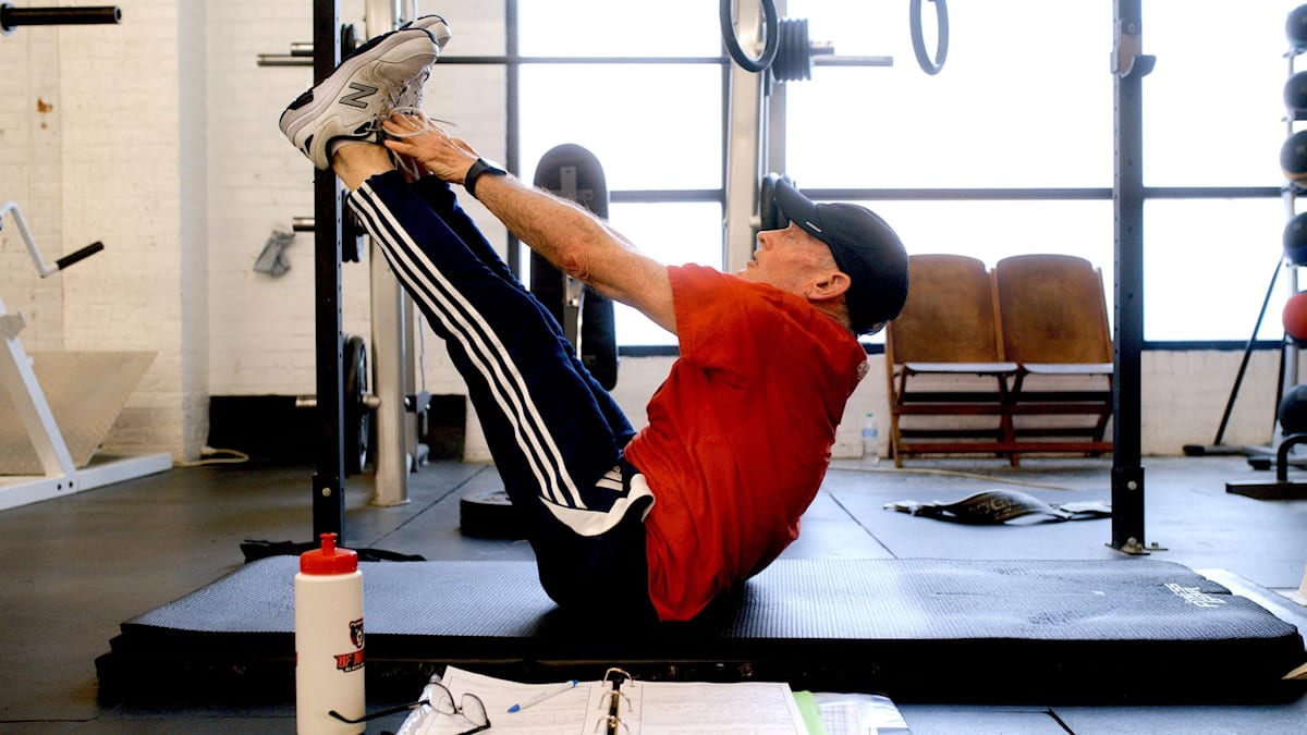 79-year-old competitive powerlifter shares his 15-minute core morning ...
