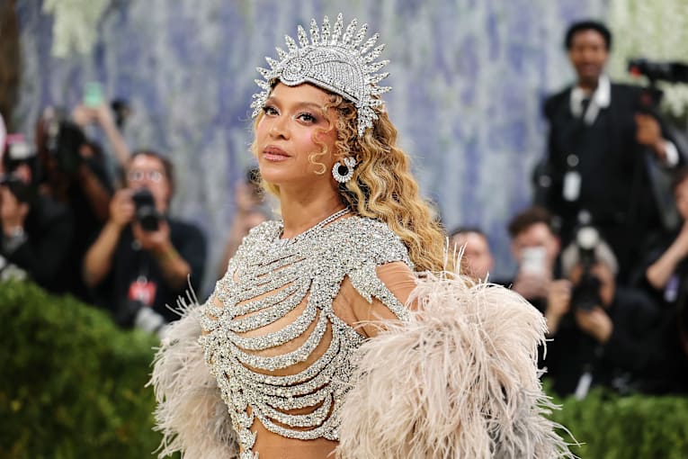 Beyonc&eacute; unveils 'B'Day' deluxe album tracklist featuring new music