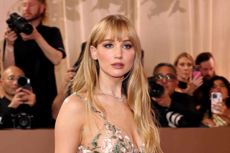 Jennifer Lawrence stuns while debuting her darkest hair in 14 Years in NYC