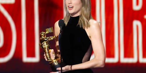 Taylor Swift dedicates major VMAs award to unexpected person