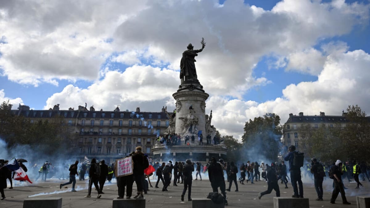 Gilets jaunes, lycéens et syndicats manifestent ce samedi, des heurts éclatent en marge des cortèges.
