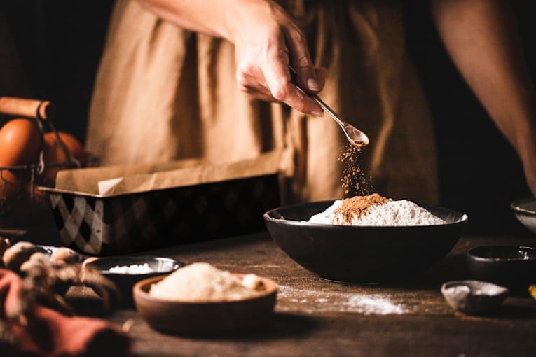 How does cinnamon affect blood sugar?