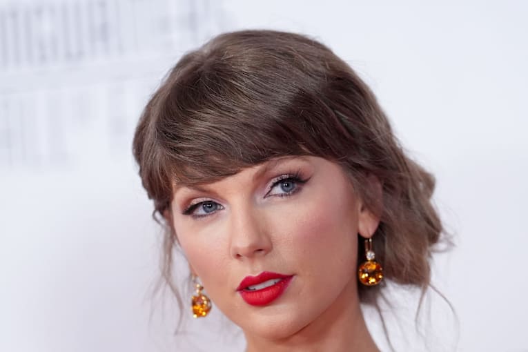Is Taylor Swift growing out her bangs?
