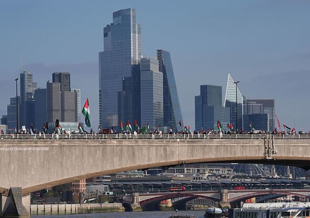 Photo: AOL Met Police Urge Students to Relocate October 7 March in London