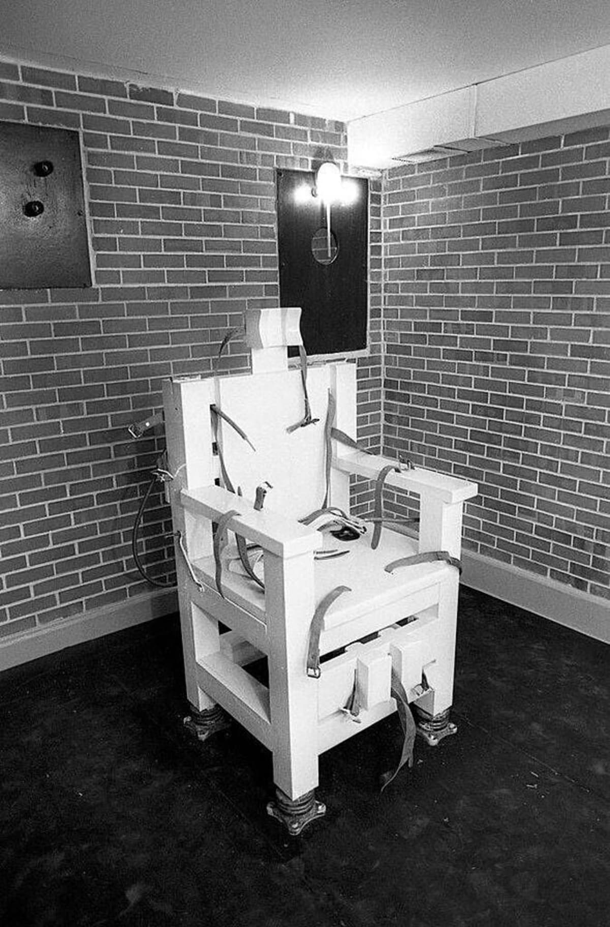 Smoke and burning flesh smell come from inmate's head in horror 'out of control' execution