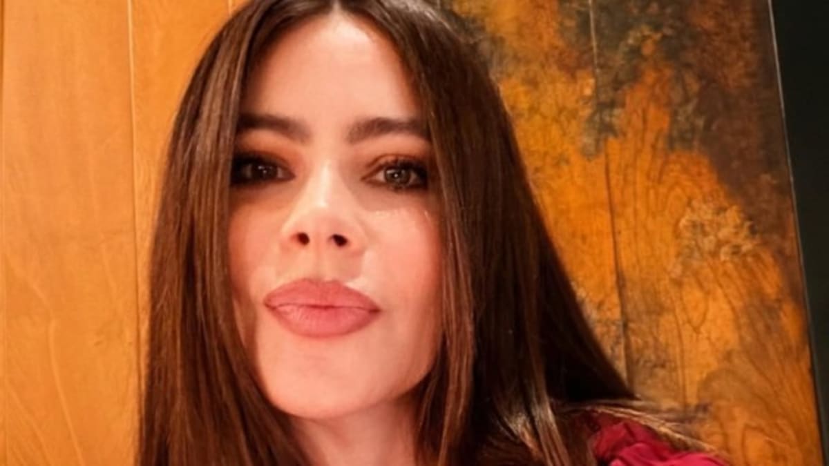 Sofia Vergara’s Plunging Bikini Throwback Leaves Fans Speechless - AOL