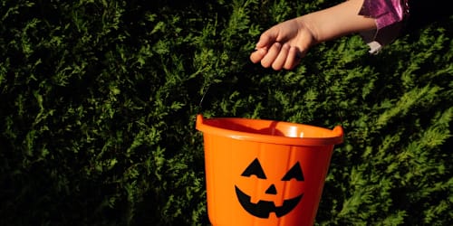 An HOA's request to avoid full-sized Halloween candy bars has the internet fuming