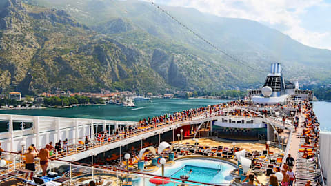 I spend months on cruise ships every year &mdash; these are the simple habits that keep me from getting sick