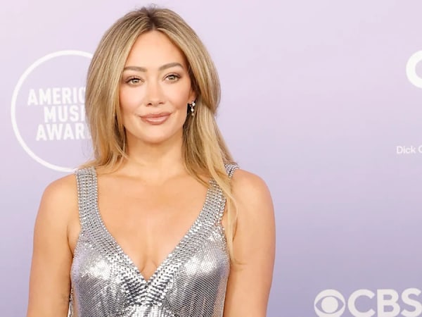 This texture spray is the secret behind Hilary Duff's red carpet volume