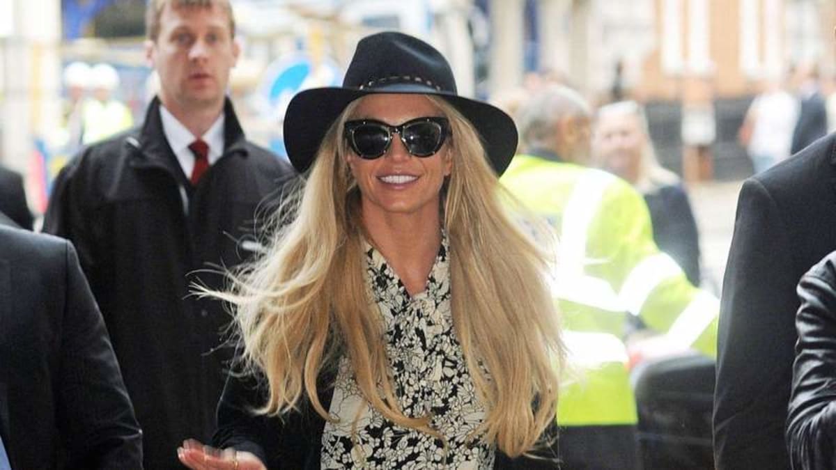 Britney Spears Covers Her Face With Scarf at New York City Restaurant as Insider Claims She 'Enjoyed Three Glasses a Wine'