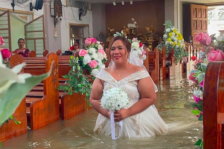 Here comes the tide: Couple married in waist-deep floodwaters