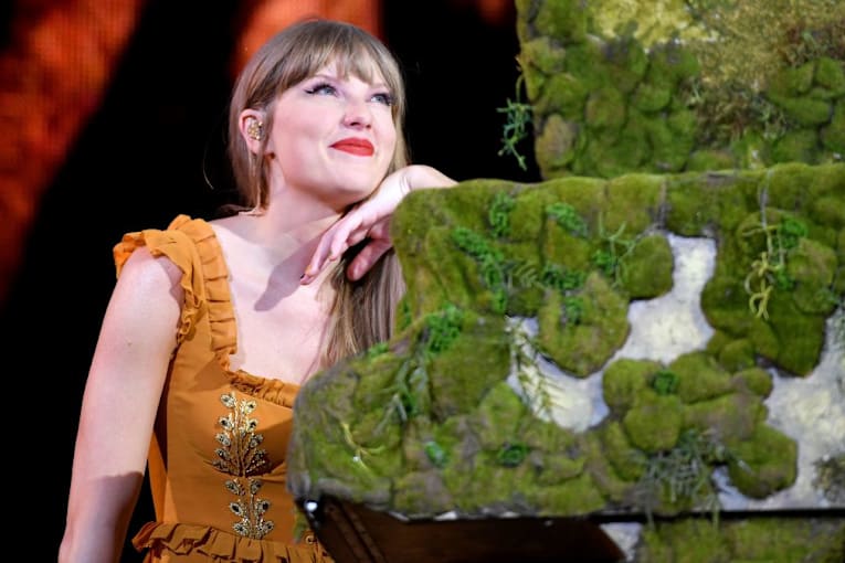 Taylor Swift loves reading, and these highly popular series are among her favorite books
