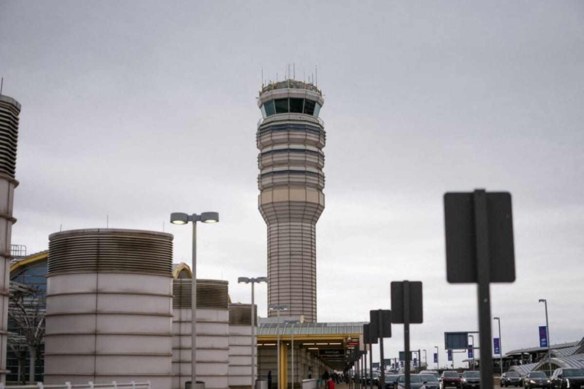 US aircraft communications with FAA 'incredibly insecure,' senator says ...