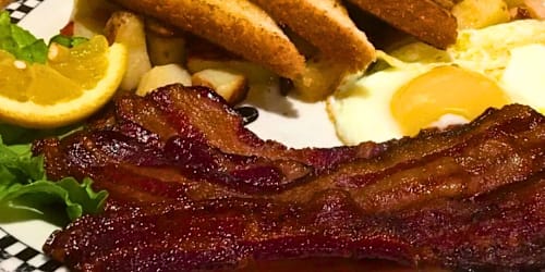 12 restaurant chains known for their exceptional bacon