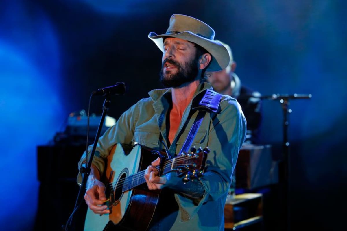 Grammy-winning singer Ray LaMontagne collapses on Nashville stage ...