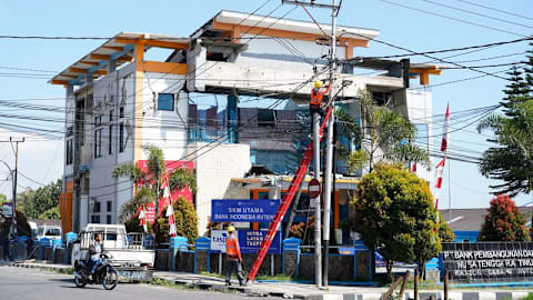 Thousands evacuate after Indonesia quake kills 53, aftershocks hamper rescue efforts
