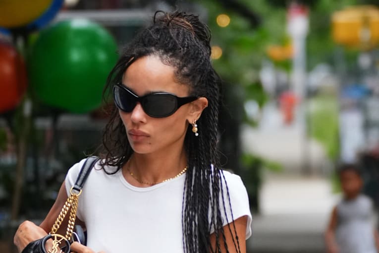 Zo&euml; Kravitz&rsquo;s slouchy bag makes her casual NYC fit