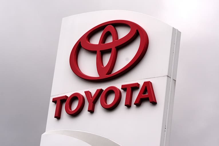 Toyota recalls 655K Camrys over display error that may deactivate turn signals and other indicators