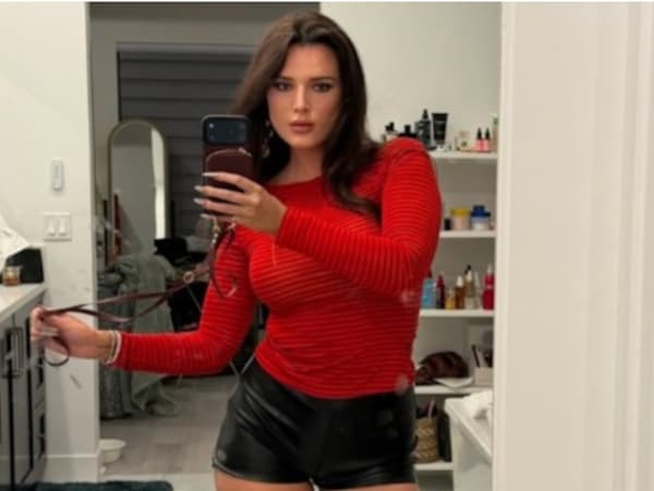 Bella Thorne’s daring bikini top upstages her toned abs in selfie with mom