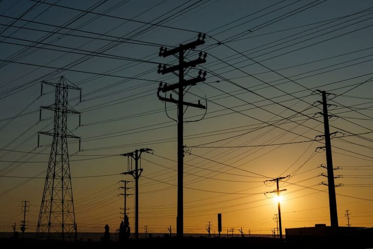 Massive disconnect of power roils largest US electric grid