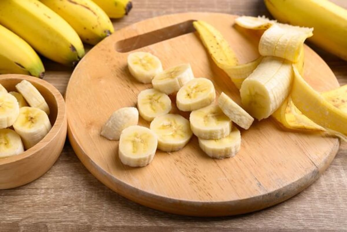 Sliced banana stays fresh for 4 days without browning if stored with 1 ...
