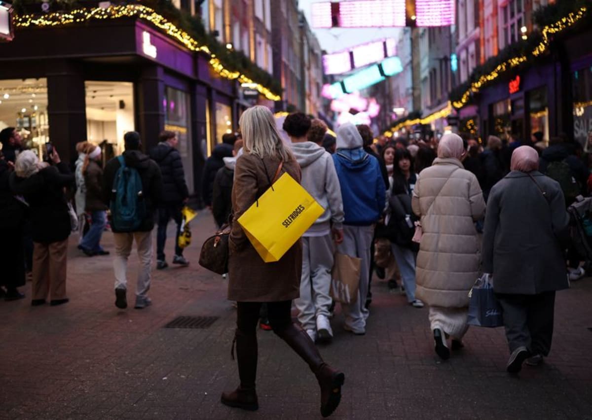 Aa 4513 UK retail sales fall as consumer confidence tumbles - AOL