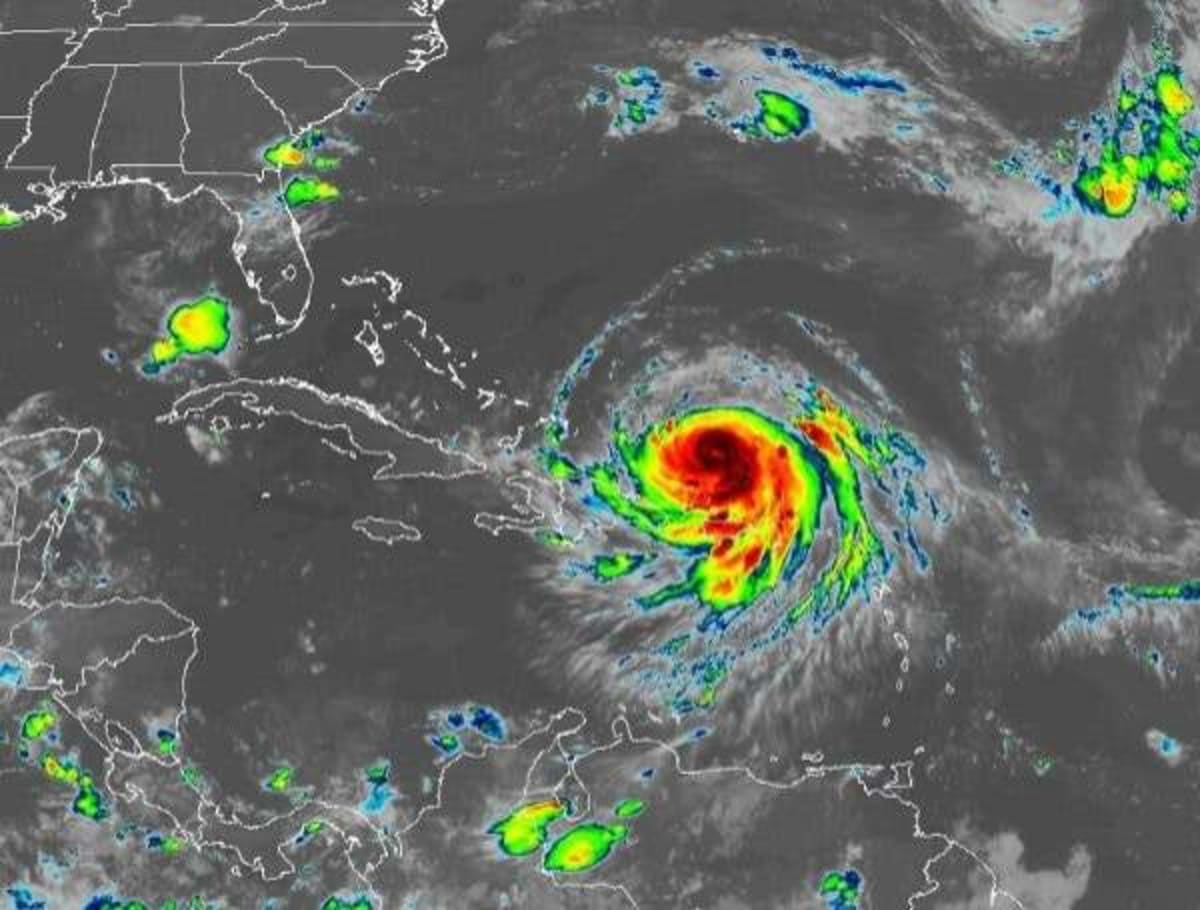 AI Storm Chasers: How The National Hurricane Center Is Training ...