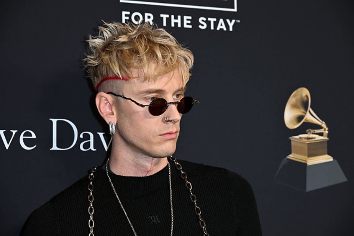 Machine Gun Kelly debuts new fang teeth in dentist’s office - AOL