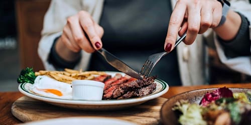 The best time to eat dinner for better metabolism and sleep