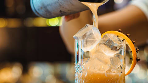 A bartender shares the 5 red flags she always looks for at a bar